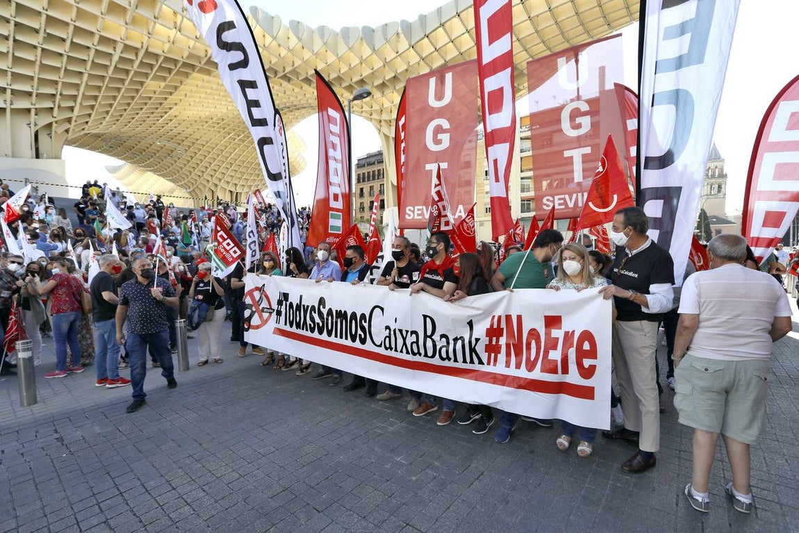Los trabajadores de Caixabank se manifiestan en el centro de Sevilla contra los despidos forzosos en la empresa