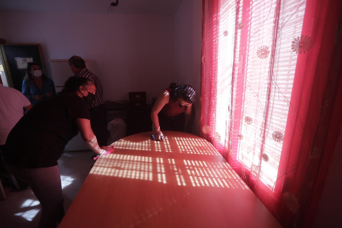 Indignación de los vecinos de Entre Dos Puentes Gaditanos por su nueva sede