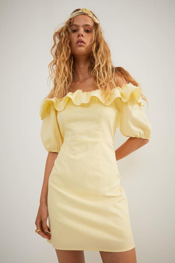 Vestido con hombros descubiertos en color amarillo de H&amp;M (24,99€). 