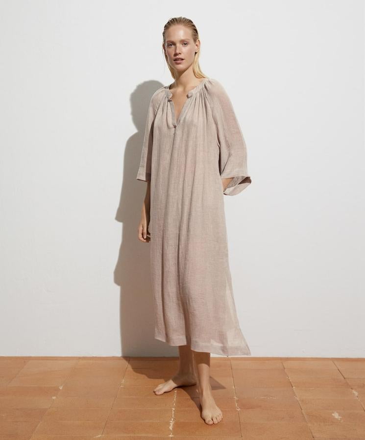 Vestido tipo caftán en lino en color visón de Oysho (39,99€). 