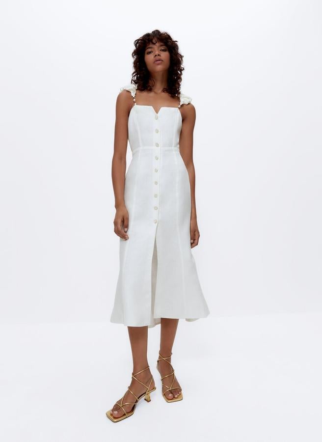 Vestido de tirantes en color blanco con botones joya de Uterqüe (99€). 