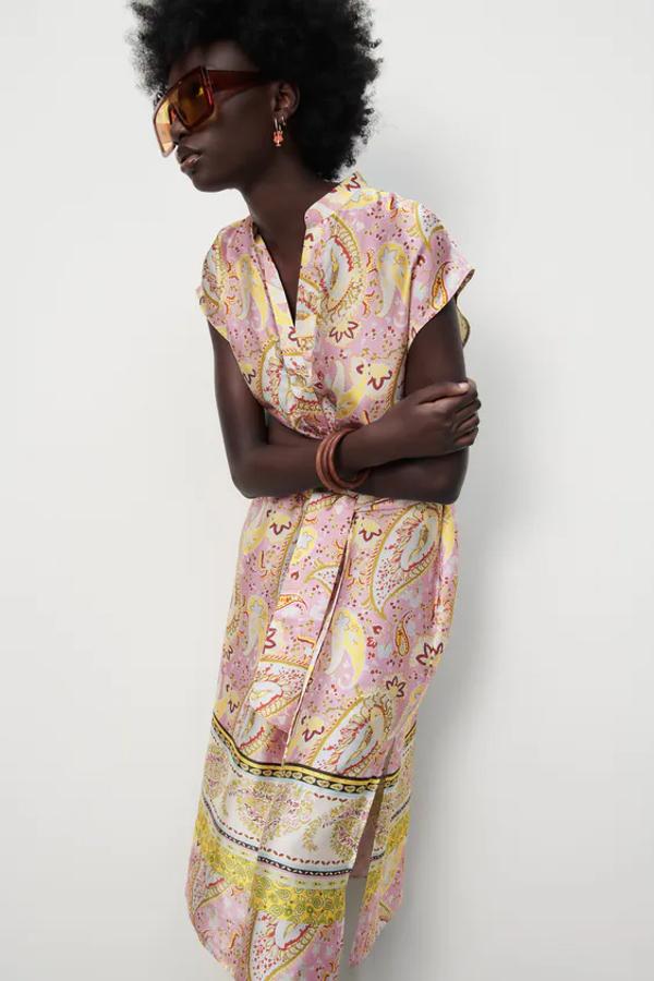 Vestido túnica con estampado multicolor de Zara (39,95€). 