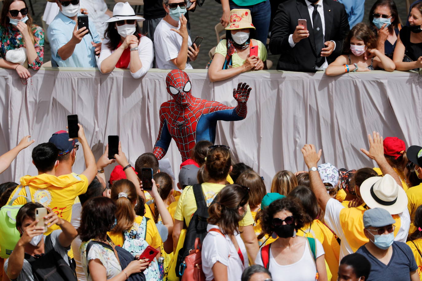 El sujeto disfrazado de Spiderman ha sido una de las atracciones de hoy en el Vaticano. 