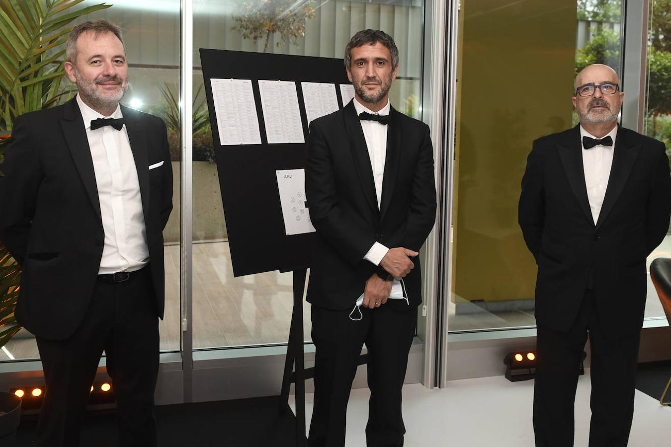 Fernando Belzunce (en el centro) con Ángel Ortiz, director de 'El Norte de Castilla' y José Miguel Santamaría, director de 'El Correo'. 