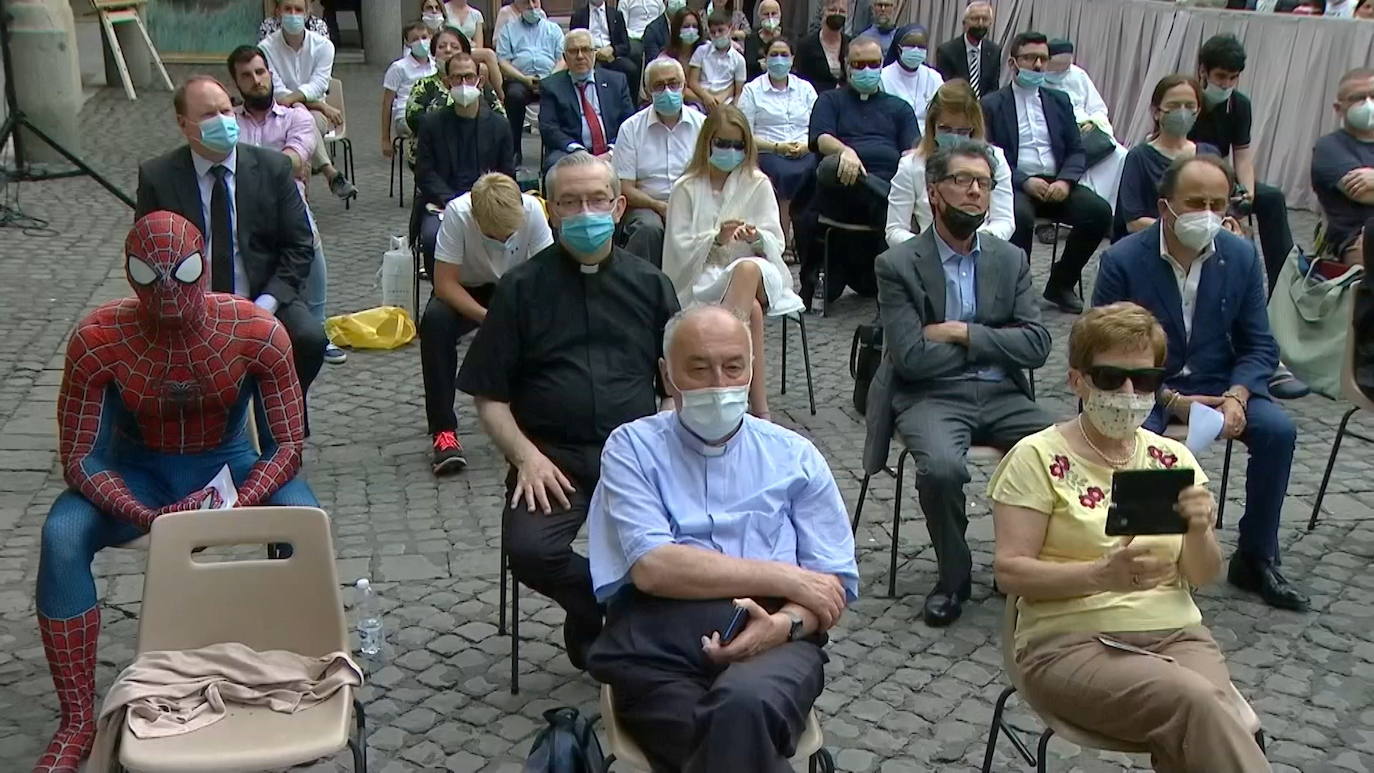 Esperó entre los feligreses toda la audiencia entre la incredulidad y la sorpresa de algunos fieles. 