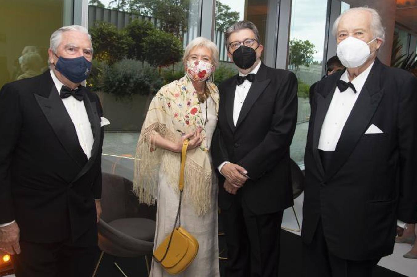 Enrique Moreno de la Cova posa junto a Soledad Luca de Tena, Ignacio Camacho y Santiago de Ybarra, poco antes de comenzar la ceremonia de entrega de los Cavia. 