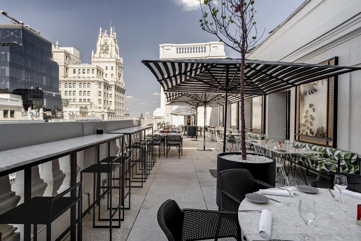 Pestana CR7 Gran Vía. La novena planta del recién inaugurado hotel <a href="https://www.pestanacr7.com/es" target="_blank">Pestana CR7 Gran Vía Madrid</a> abre sus puertas a todos aquellos que quieran  disfrutar de buena gastronomía, del deporte, de una extensa carta de cócteles artesanales o de unas espectaculares vistas de la capital. ¿Qué pedir? La propuesta gastronómica es triple: la Pizzería Planta 9 CR7 ofrecerá pizzas con el sello de Mauro Soggiu, uno de los creadores de la pizzería Roberta´s de Brooklyn y de Borja Veguillas, chef ejecutivo del hotel. Pizzas gourmet elaboradas con ingredientes nacionales donde la masa, el tomate y la forma de cocinar son la base de la propuesta. En el Sports Bar los amantes de cualquier deporte que busquen un espacio para disfrutarlo tomando una cerveza, un cóctel artesanal y algo para picar. Y el Rooftop Bar, tres ángulos de Madrid desde las diferentes terrazas en el rooftop del hotel. Precio medio: 25€.
