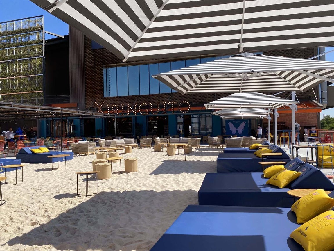 Xiringuito by Casa Mono. El <a href="https://xiringuitomadrid.com/" target="_blank">Xiringuito by Casa Mono </a>acaba de abrir sus puertas en X Madrid (Alcorcón), para dar la bienvenida a un verano lleno de diversión y muchas playa en la capital. El primer y único restaurante con playa de Madrid cuenta con diversos espacios como el restaurante, la terraza y la playa con un ambiente excepcional. ¿Qué pedir? Su oferta gastronómica va desde los platos más imprescindibles como el Gazpacho, las Croquetas, una excelente carne o una Lubina hasta la cocina de tendencia con el Pan Bao de Chicharrón de calamar, tacos y bowls con opciones saludables, entre otros. Además de una extensa carta de sushi y cócteles. Precio medio: 20€.