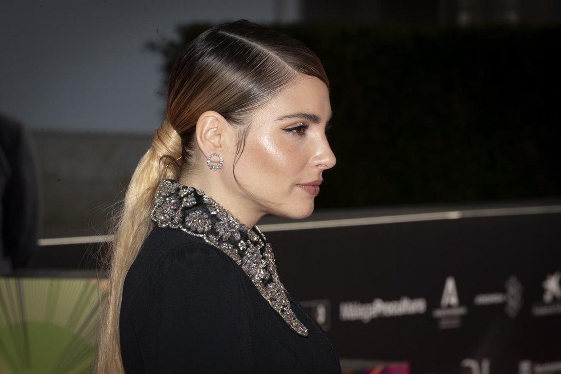 Viva la gomina. La gomina es el mejor aliado de un pelo rebelde o sucio, especialmente unida a una coleta. Se debe aplicar en cantidades moderadas (es mejor poner un poco y luego añadir si falta que pasarse) en los laterales y en la parte superior, peinando hacia atrás. En la foto, Andrea Duro con este peinado.