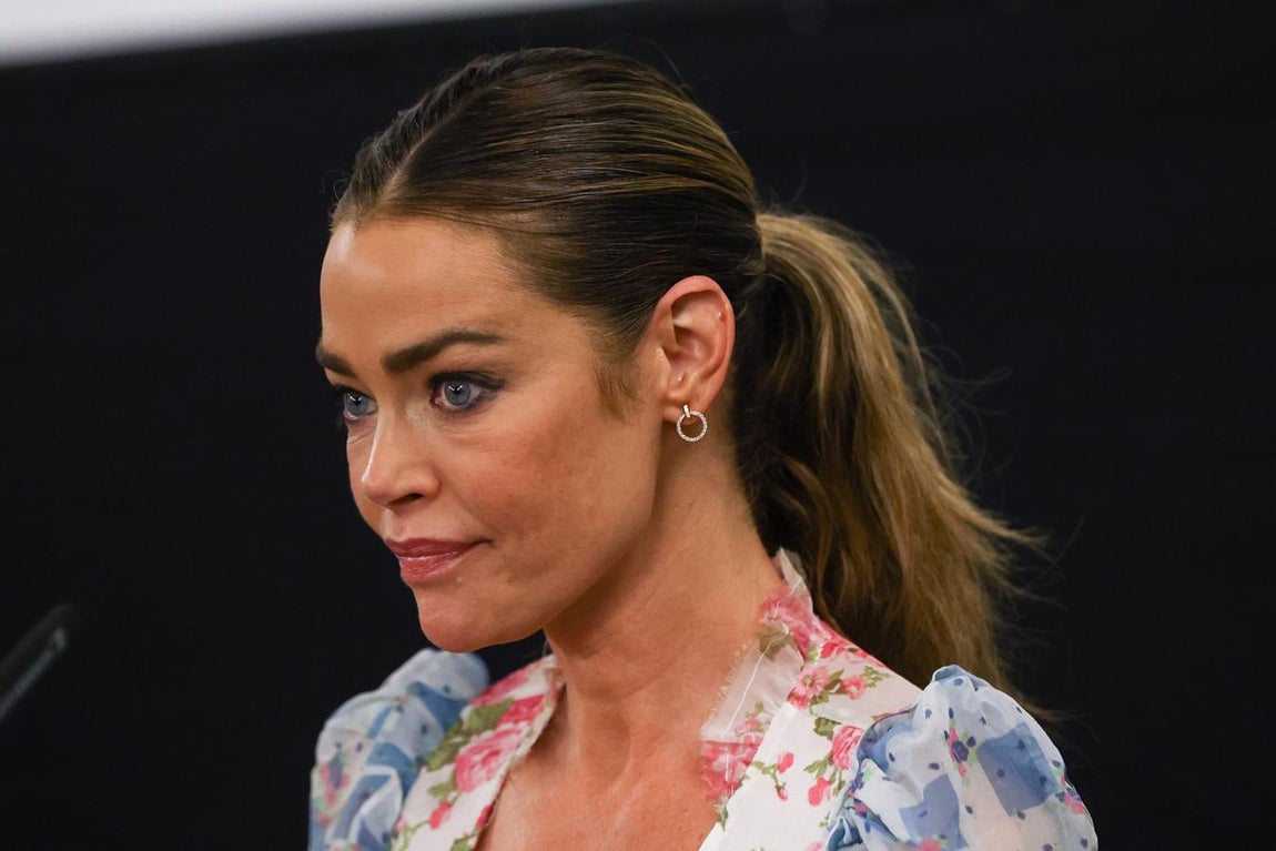 Coleta. La solución más fácil y recurrente para un 'bad hair day' es la coleta. Puede ser alta, media o baja, con raya al medio como Denise Richards o con el pelo hacia atrás. Es un peinado que aporta elegancia y queda bien a todo el mundo si se encuentra su variante más adecuada para la forma del rostro.