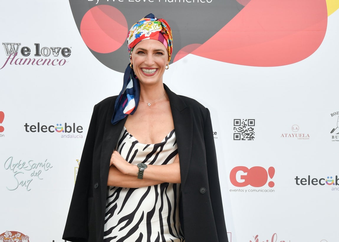 Un pañuelo tipo turbante. No vamos a proponer sombreros porque solo sirven para el exterior y se trata de elegir un peinado que se pueda llevar todo el día. Pero un buen pañuelo de seda cubriendo toda la cabeza puede ser una alternativa muy interesante, apta para las más osadas o para un evento en el que se quiere ir un poco más original. Laura Sánchez muestra cómo llevarlo.