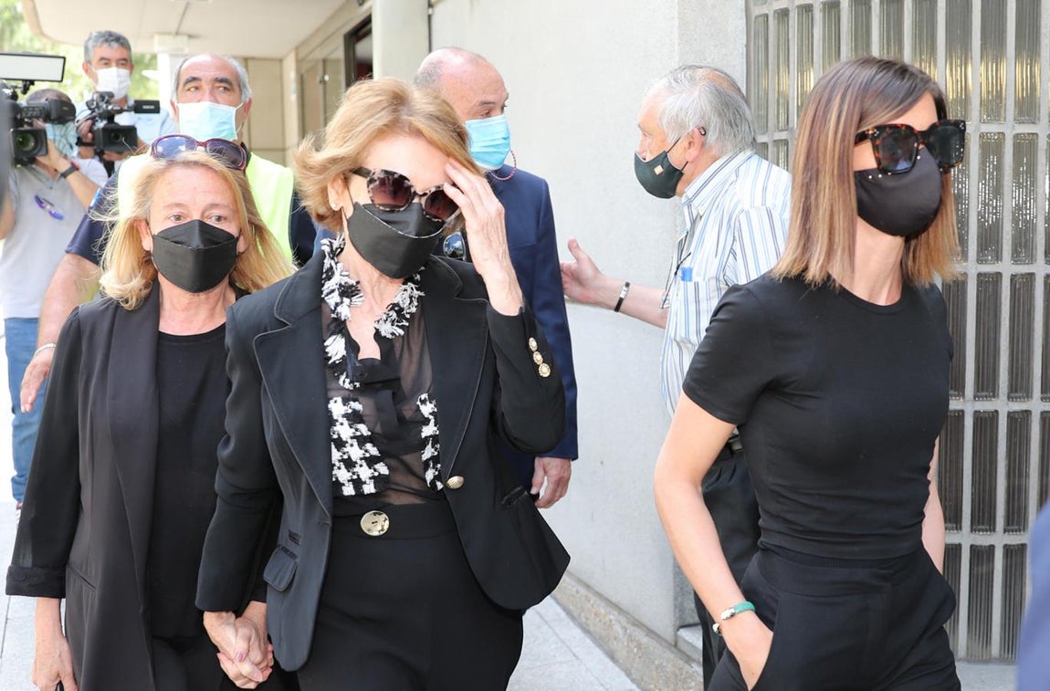 Alba Santana, hija de Mila Ximénez, junto a sus tías. 