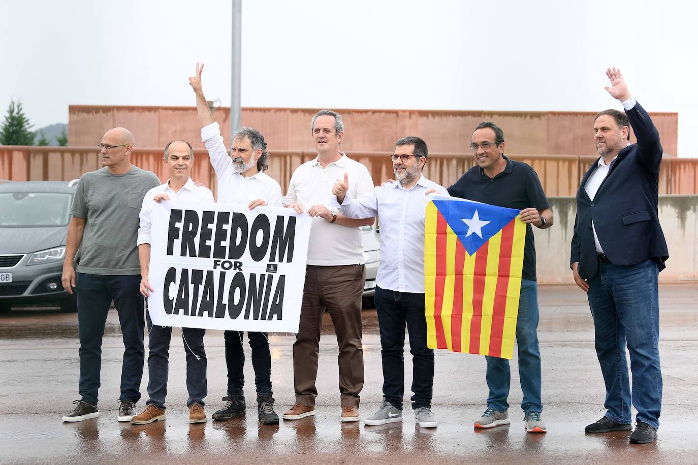 Oriol Junqueras, los 'Jordis' y los exconsejeros Jordi Turull, Josep Rull, Joaquim Forn y Raül Romeva han salido sobre las 12:05 agarrando una pancarta con la frase 'Freedom for Catalonia' y una estelada. 
