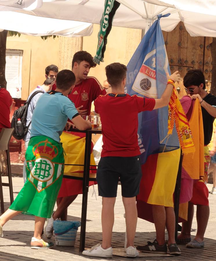 Ambiente festivo en Sevilla para animar a la selección de España