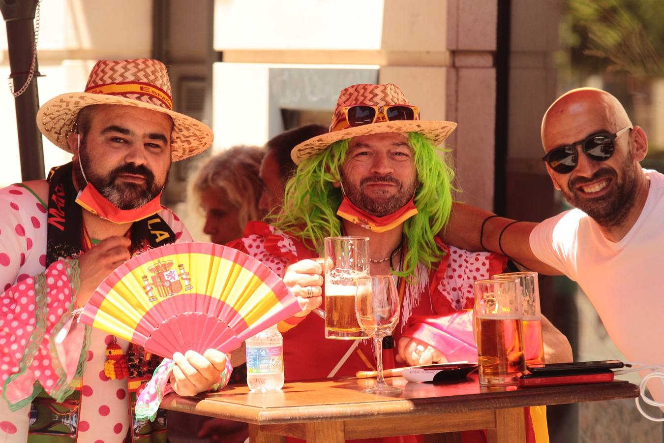 Ambiente festivo en Sevilla para animar a la selección de España