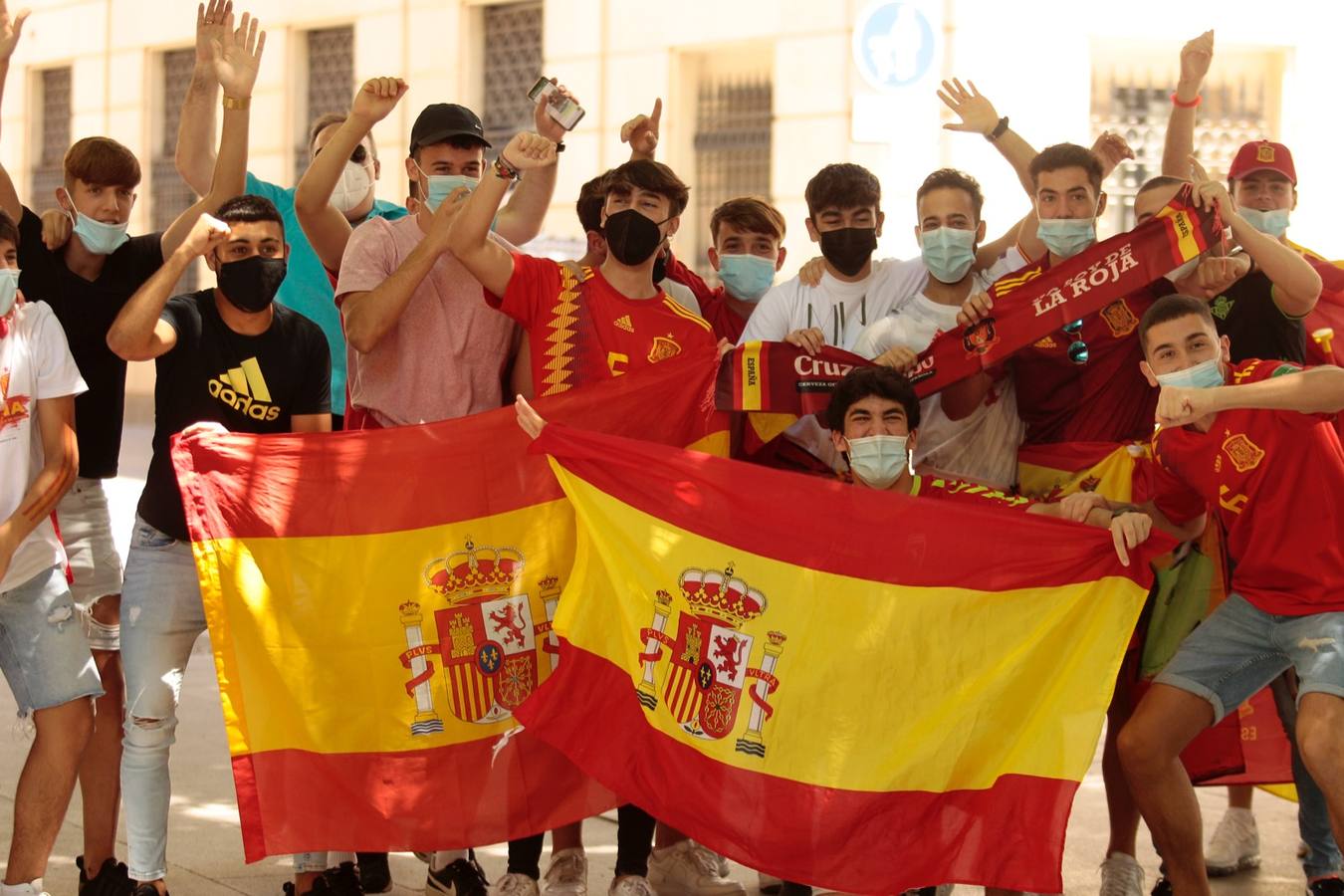 Ambiente festivo en Sevilla para animar a la selección de España