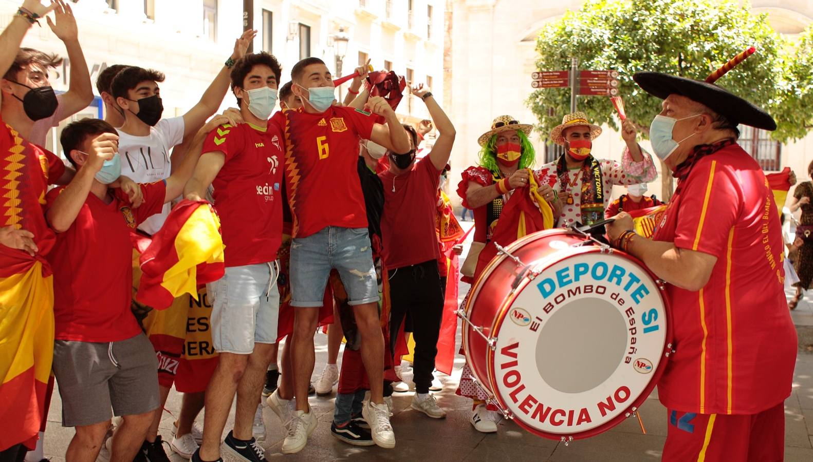 Ambiente festivo en Sevilla para animar a la selección de España