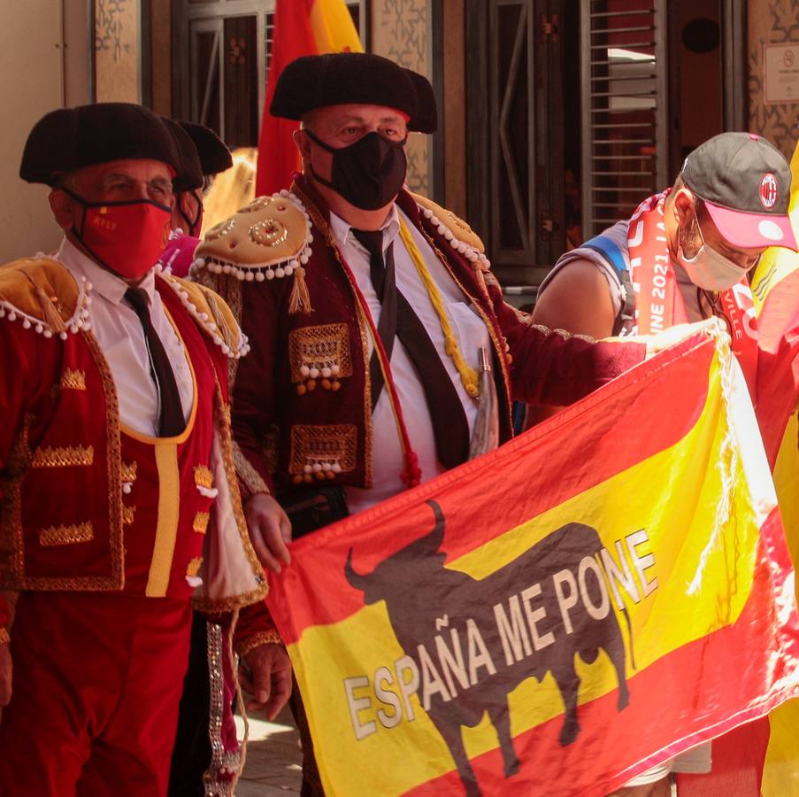 Ambiente festivo en Sevilla para animar a la selección de España