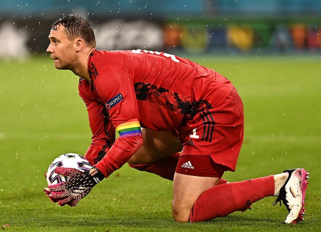 Neuer volvió a lucir los colores en el brazalete. 