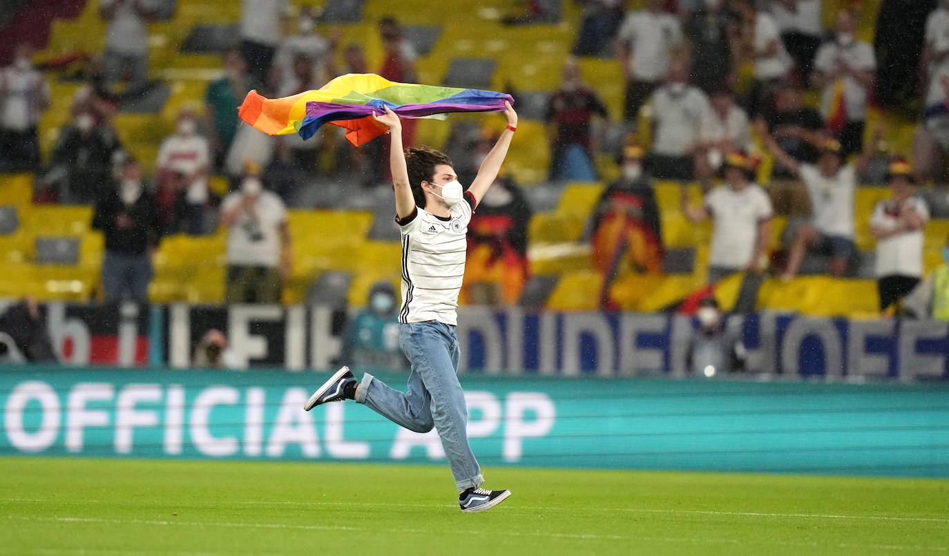 Un espontáneo saltó al campo con la bandera del arcoíris. 