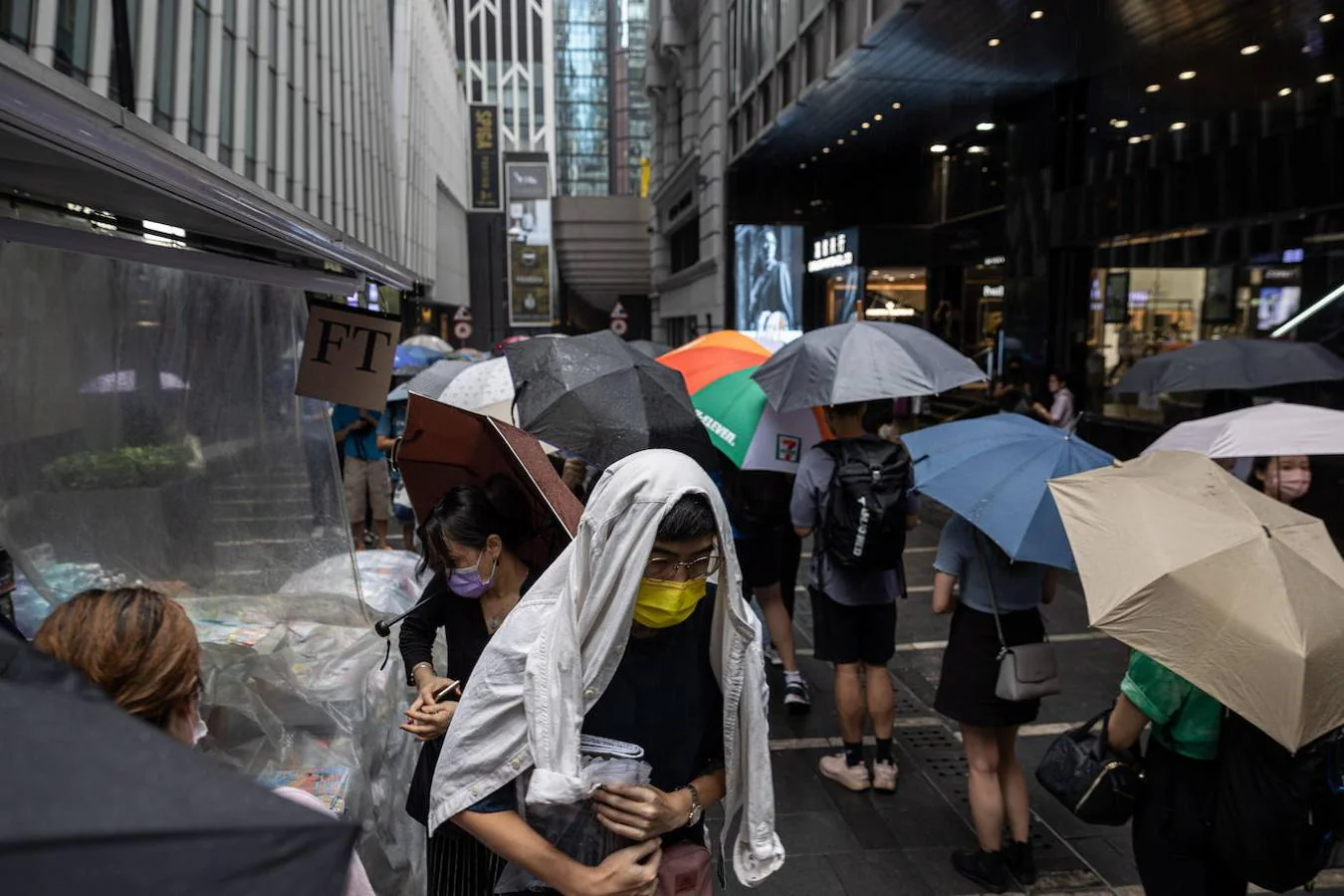 En el barrio obrero de Mongkok, cientos de personas han hecho fila para obtener la edición final, algunos de ellos gritando: «Apple Daily, ¡nos veremos de nuevo!». 