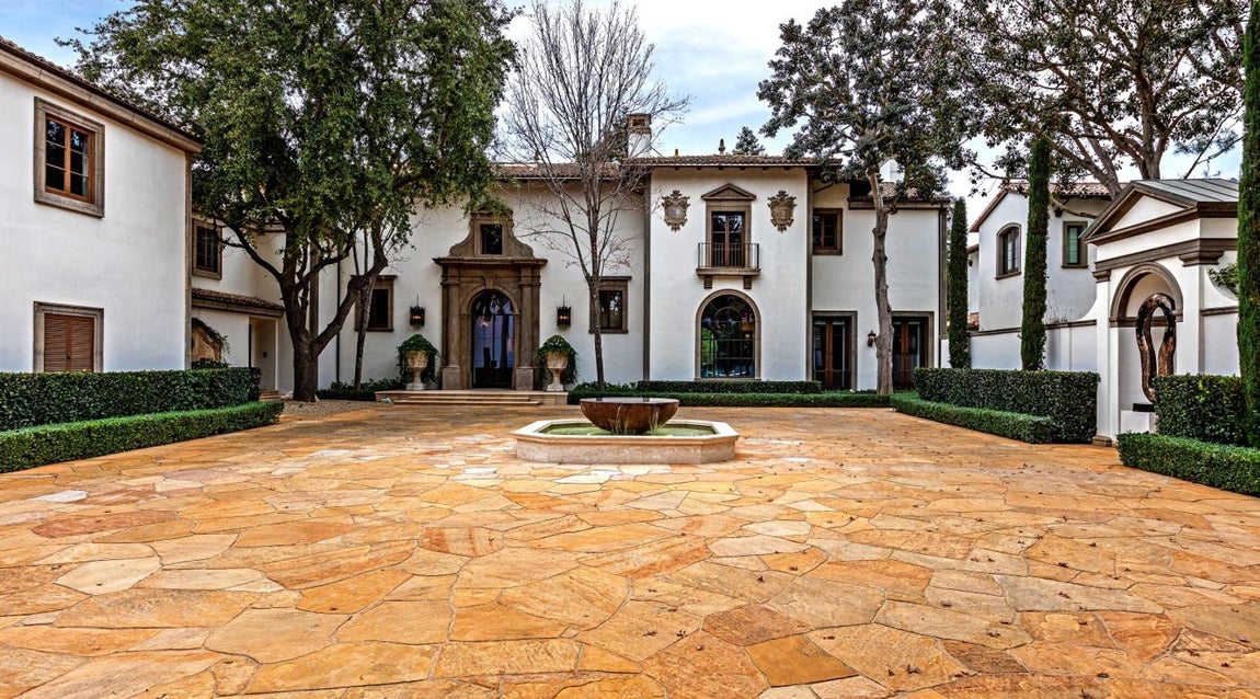 La mansión que Sylvester Stallone ha rebajado 25 millones. La casa fue construida en 1994 en función de los gustos del actor y toma como referencia las majestuosas villas mediterráneas, un trabajo que llevó a cabo el afamado arquitecto Edward Granzbach.