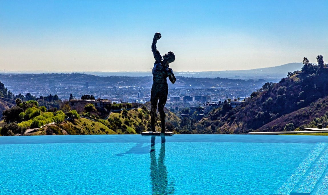 La mansión que Sylvester Stallone ha rebajado 25 millones. Hasta el más mínimo detalle está hecho a gusto del actor (como por ejemplo la estatua de la piscina), y por eso precisamente quizás sea tan difícil venderla, ya que requerirá una obra para cumplir los requerimientos del nuevo propietario.