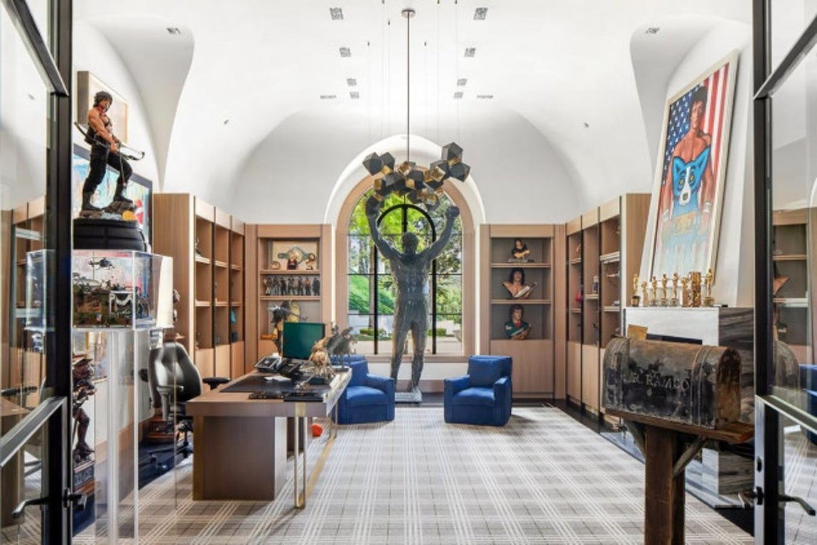 La mansión que Sylvester Stallone ha rebajado 25 millones. No falta incluso una sala en la que el actor expone gran parte de sus trofeos.