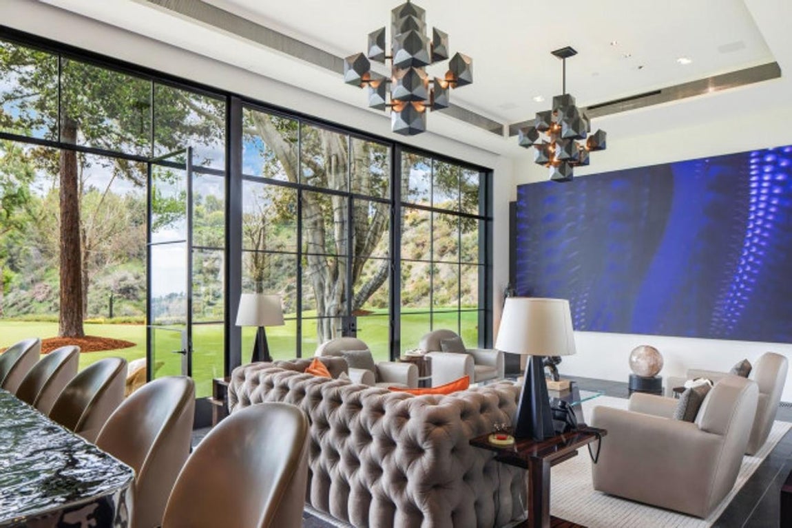 La mansión que Sylvester Stallone ha rebajado 25 millones. Además del salón y comedor principales, tiene una sala de estar contigua, biblioteca, despacho y sala de juegos.