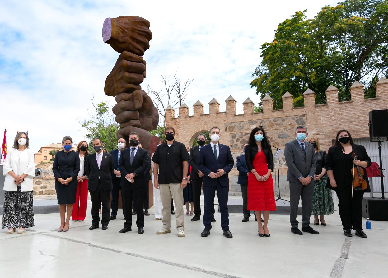 &#039;Puño sobre puño&#039;, una escultura para no olvidar la pandemia