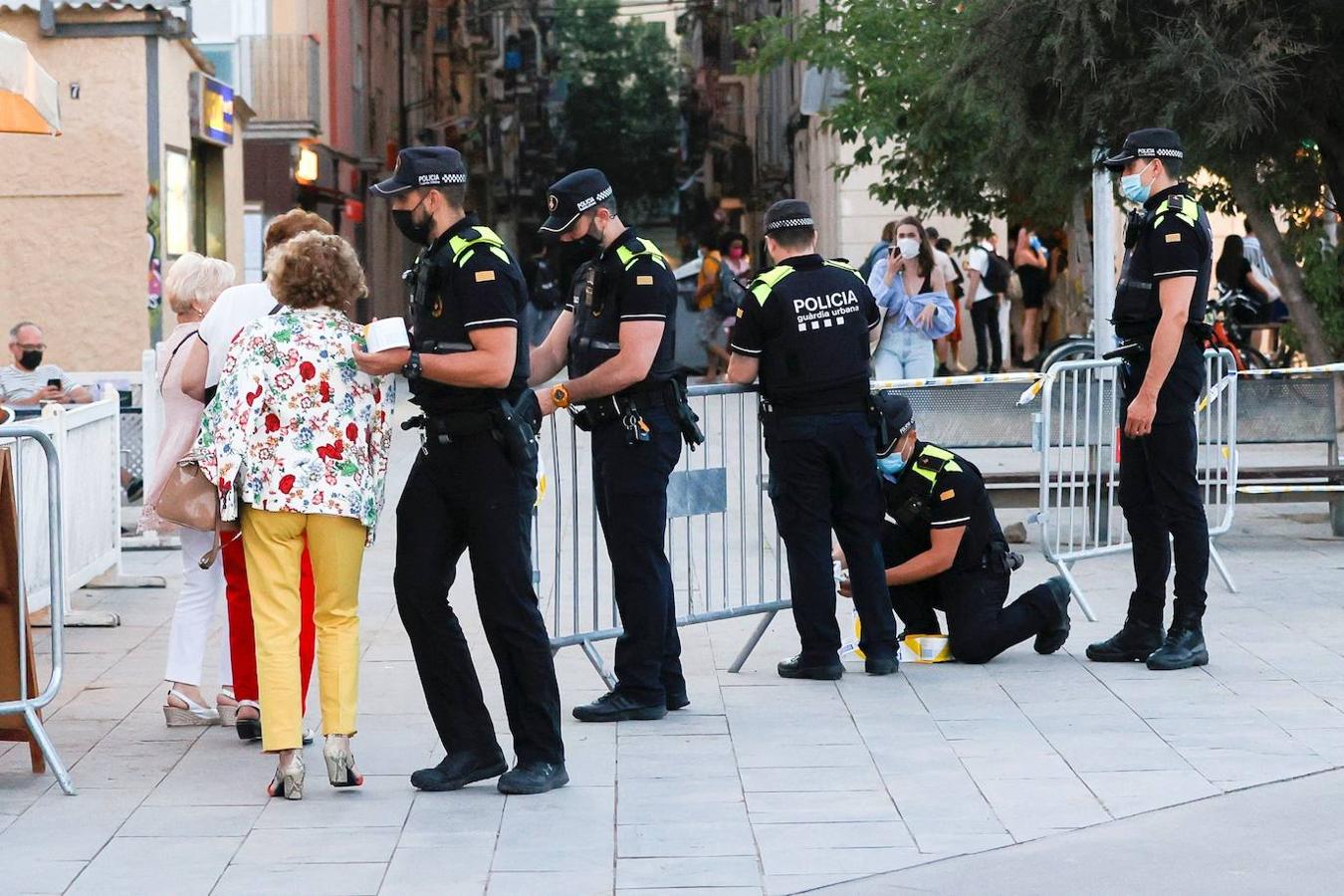 Agentes de la Guardia Urbana cerraron este miércoles los accesos a la playa de la Barceloneta para evitar aglomeraciones. 