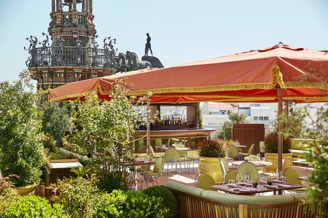 Dani. Ubicada en la séptima planta del Centro Canalejas, la brasserie de Dani García(Sevilla, 3), que cobija una de las terrazas más codiciadas de la capital, sigue sorprendiendo a los madrileños con sus nueva propuestas de temporada. Desde suculentas opciones de desayuno a elaboraciones a la carta y una sección de exclusivos bocados con el sello de Dani García, un rincón mágico en plena ciudad donde disfrutar de referencias imprescindibles del chef. ¿Qué pedir? En la carta están presentes algunos de sus grandes clásicos como el Tomate Nitro® –indudable icono del que fue el buque insignia de Dani García que obtuvo tres Estrellas Michelin en 2018–, la tortilla de erizo, o los carabineros crujientes en honor a quien fue uno de los maestros de su cocina: Joël Robuchon, o la cigala de Motril con helado de ajoblanco y cebolla al PX, éxito en el repertorio de Dani García desde 2002. Precio medio: 75€