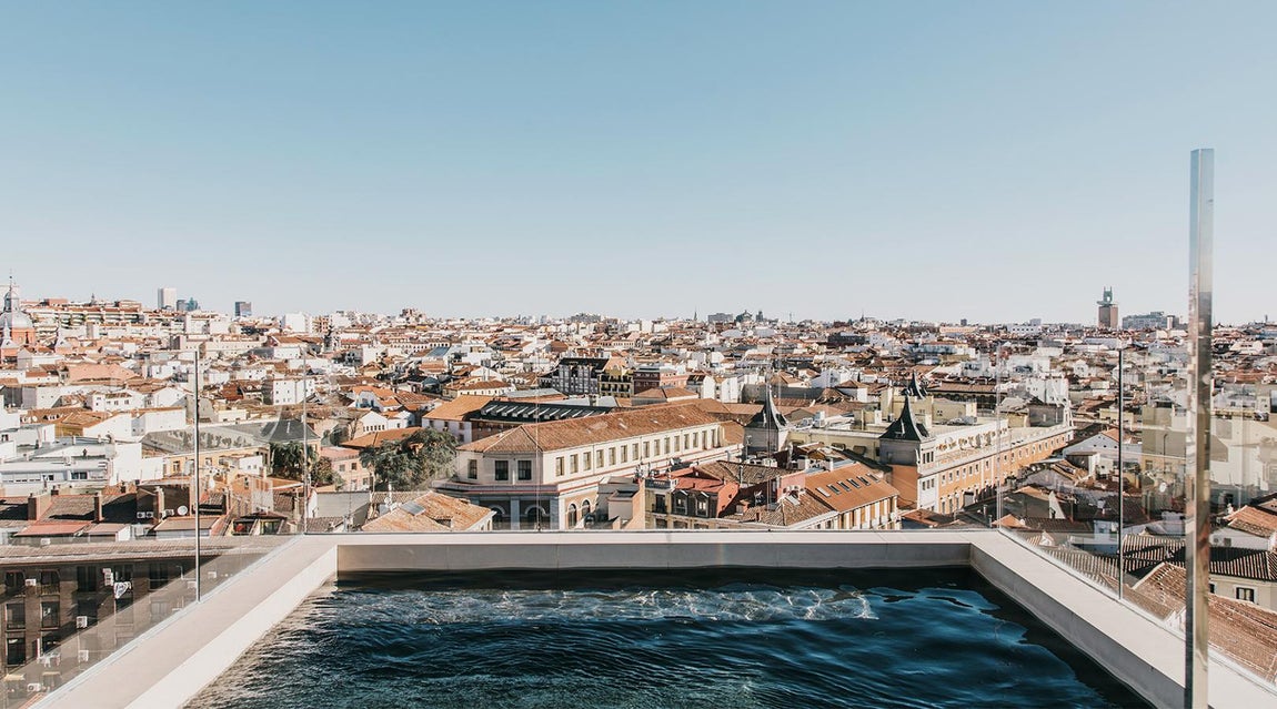 Nice to meet you. Situada en la planta 14 junto al restaurante Nice to Meet You, la terraza de <a href="https://www.dearhotelmadrid.com/es/" target="_blank">Dear Hotel</a> (Gran Vía, 80) ofrece vistas prácticamente sobre todo Madrid. Su ubicación, en plena Gran Vía, hace posible observar impresionantes panorámicas de la Plaza de España, los tejados de Malasaña, la Casa de Campo, las montañas y gran parte de la zona norte de la ciudad desde un enclave único. Su restaurante cuenta con una cocina de vanguardia que junto con su ambiente sofisticado lo convierte en un espacio muy agradable. Aquí, puede disfrutarde desde de un almuerzo soleado, una cena romántica, tomar un cóctel por la tarde o pasar un rato acompañado de la mejor música. Precio medio: 30€