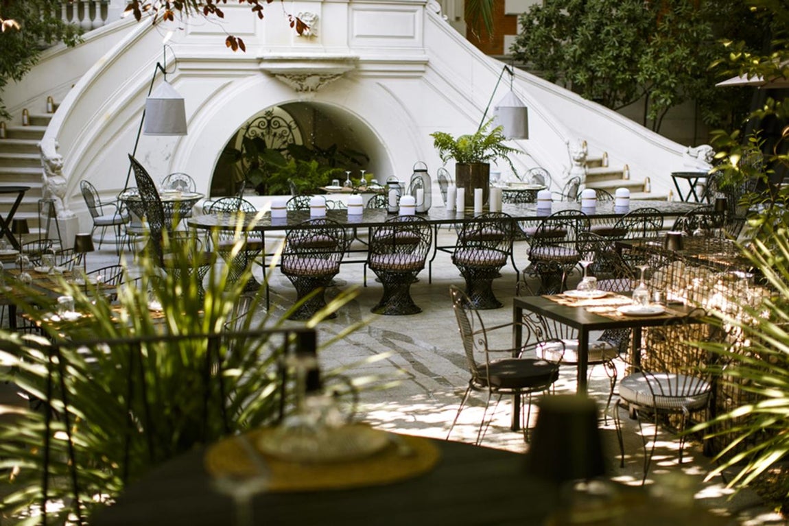 Raimunda. Como cada verano, la terraza de <a href="https://grupolafabrica.es/restaurante-raimunda/" target="_blank">Raimunda</a> (Paseo de Recoletos, 2) trae consigo una oferta gastronómica en la que se mezclan las recetas típicas de nuestro país, con platos más exóticos del otro lado del Atlántico, todo ello un ambiente relajado y exclusivo para disfrutar de una velada de excepción. ¿Qué pedir? En su carta encontramos platos como los Tequeños venezolanos con mousse de aguacate y granada, los Tacos de pez mantequilla pibil, los Camarones zarandeados con arroz especiado, el Pulpo al a brasa con mojo rojo Nikkei o el Jarrete de cerdo confitado con meloso de patata. Para llenar el jardín y la terraza del céntrico restaurante de un sabor refrescante y embriagador, se añade una amplia selección de los mejores cócteles y combinados que también pueden disfrutarse bajo el estrellado cielo de Madrid. Precio medio: 30€