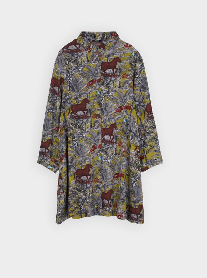 Parfois. Vestido camisero con estampado de animales, de Parfois. Desde la firma proponen lucirlo también como sobrecamisa en looks playeros. Rebajado de 29,99 a 15,99€.