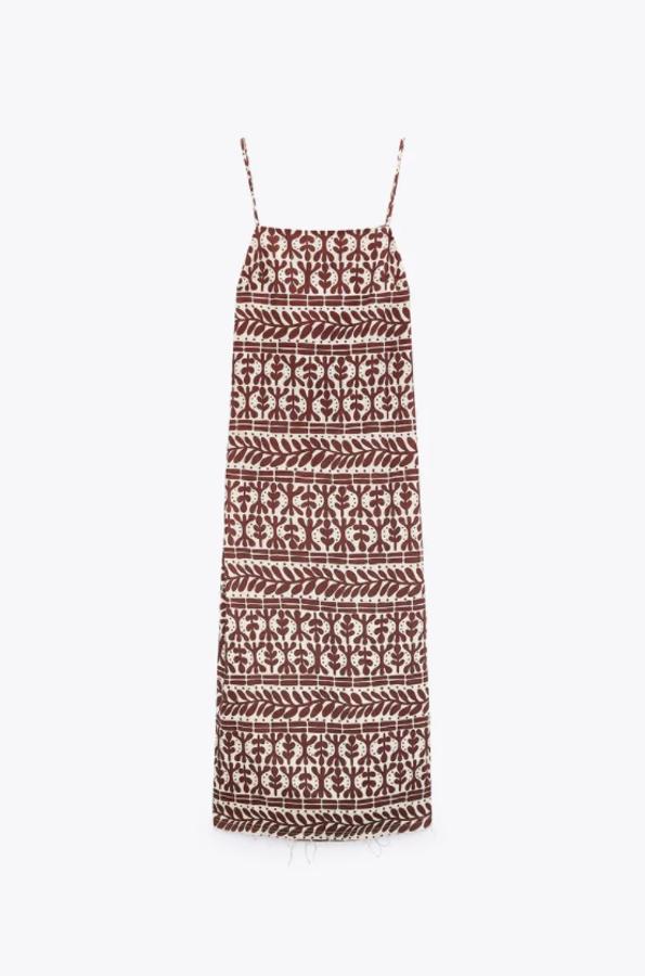 Zara. Vestido de lino estampado, de Zara. Un diseño de corte recto y finos tirantes perfecto tanto para una cena como para ir a la playa en función de los accesorios con los que se combine. Rebajado de 29,95 a 19,99€.