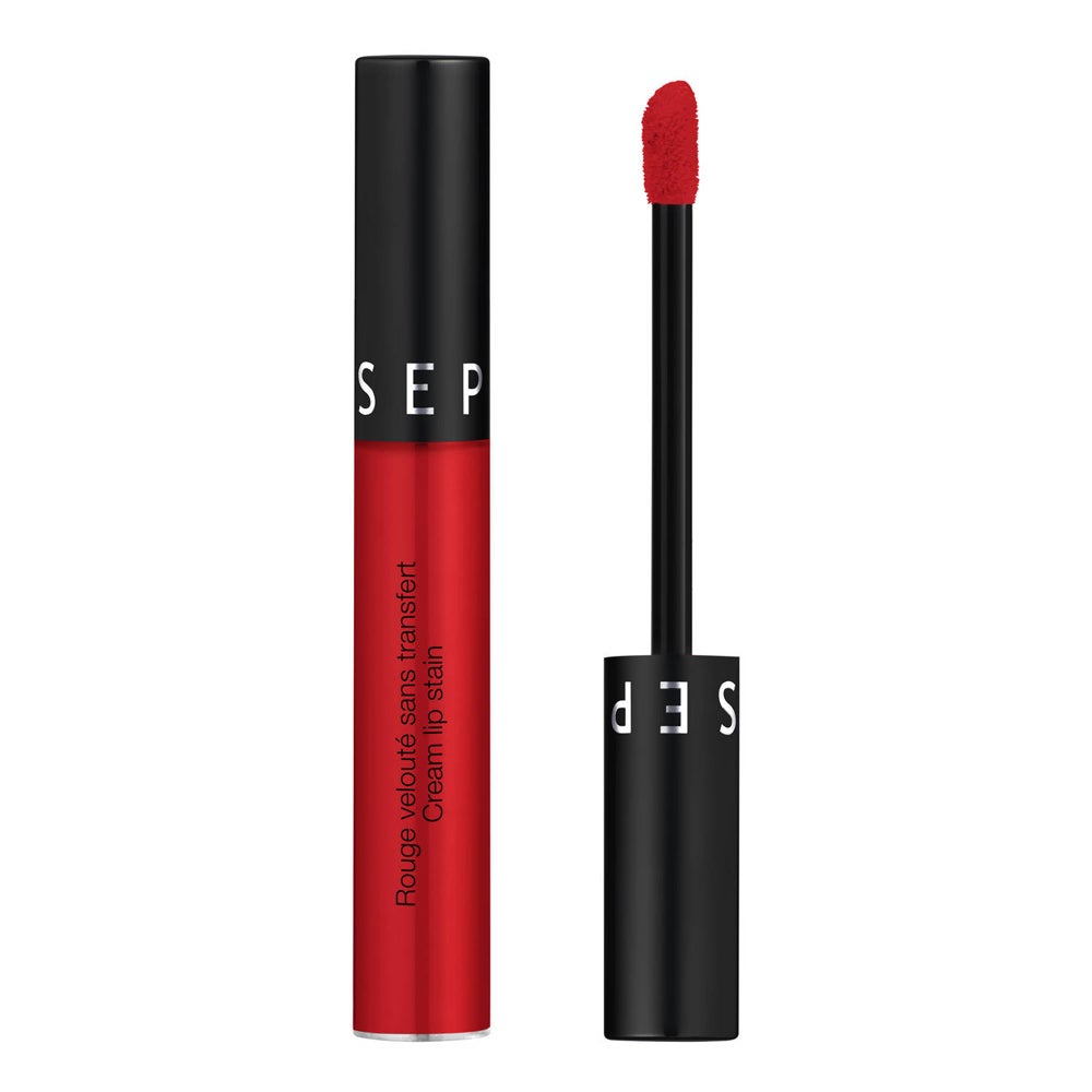 Barra de labios aterciopelada Cream Lip Satin de Sephora Collection. Un acabado mate con un color intenso que se queda intacto durante horas. Cream Lip Satin de Sephora Collection presenta una textura cremosa, enriquecida con aceite de aguacate, que ofrece confort a los labios sin comprometer la fijación. Disponible en una amplia gama de tonos (9,99 €).