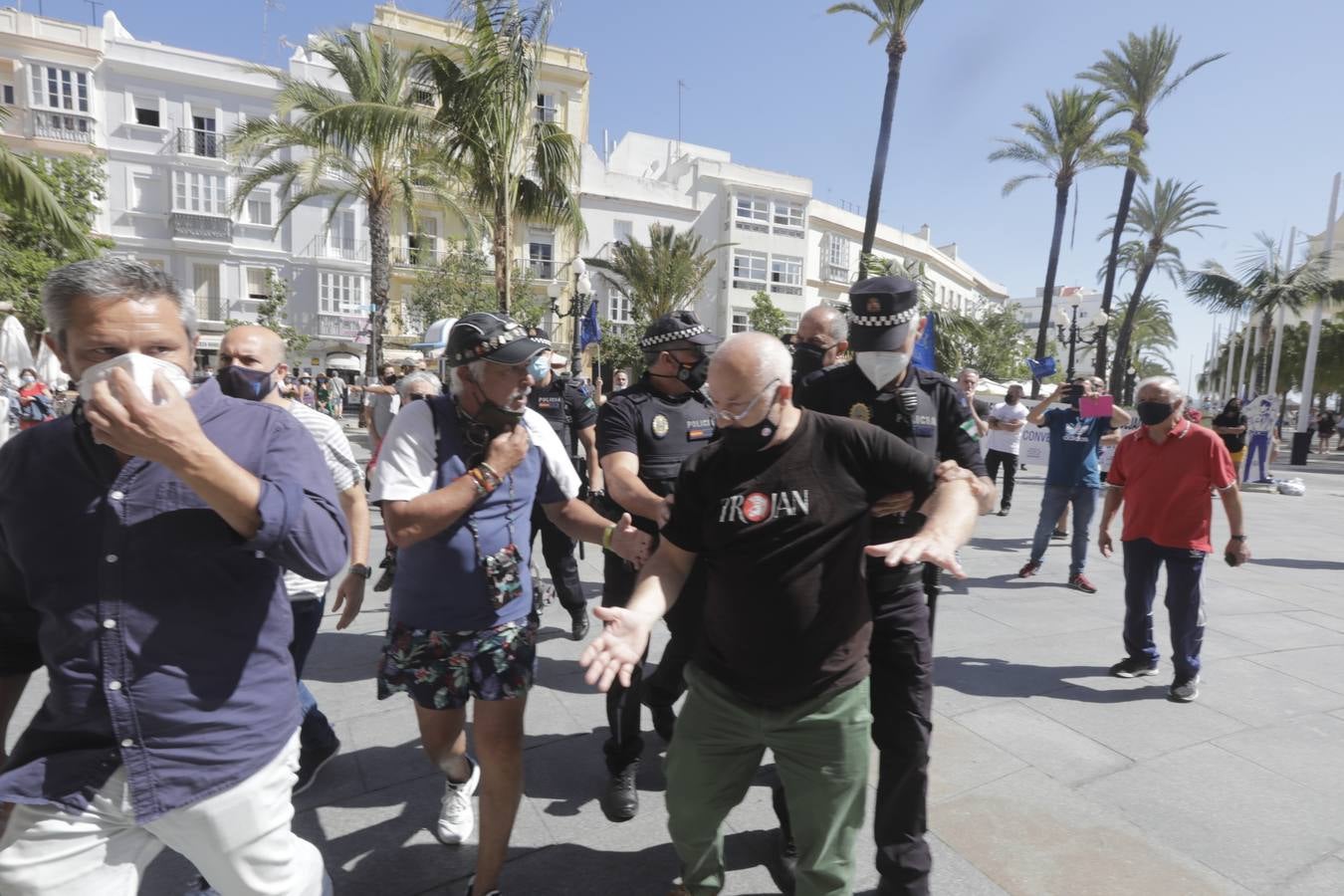 El enfrentamiento del concejal Paradas con los manifestantes de Policía Local