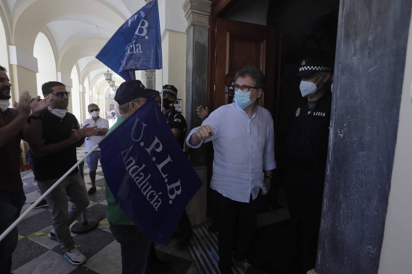 La protesta de la Policía Local, en imágenes: el pleno se suspende hasta el lunes