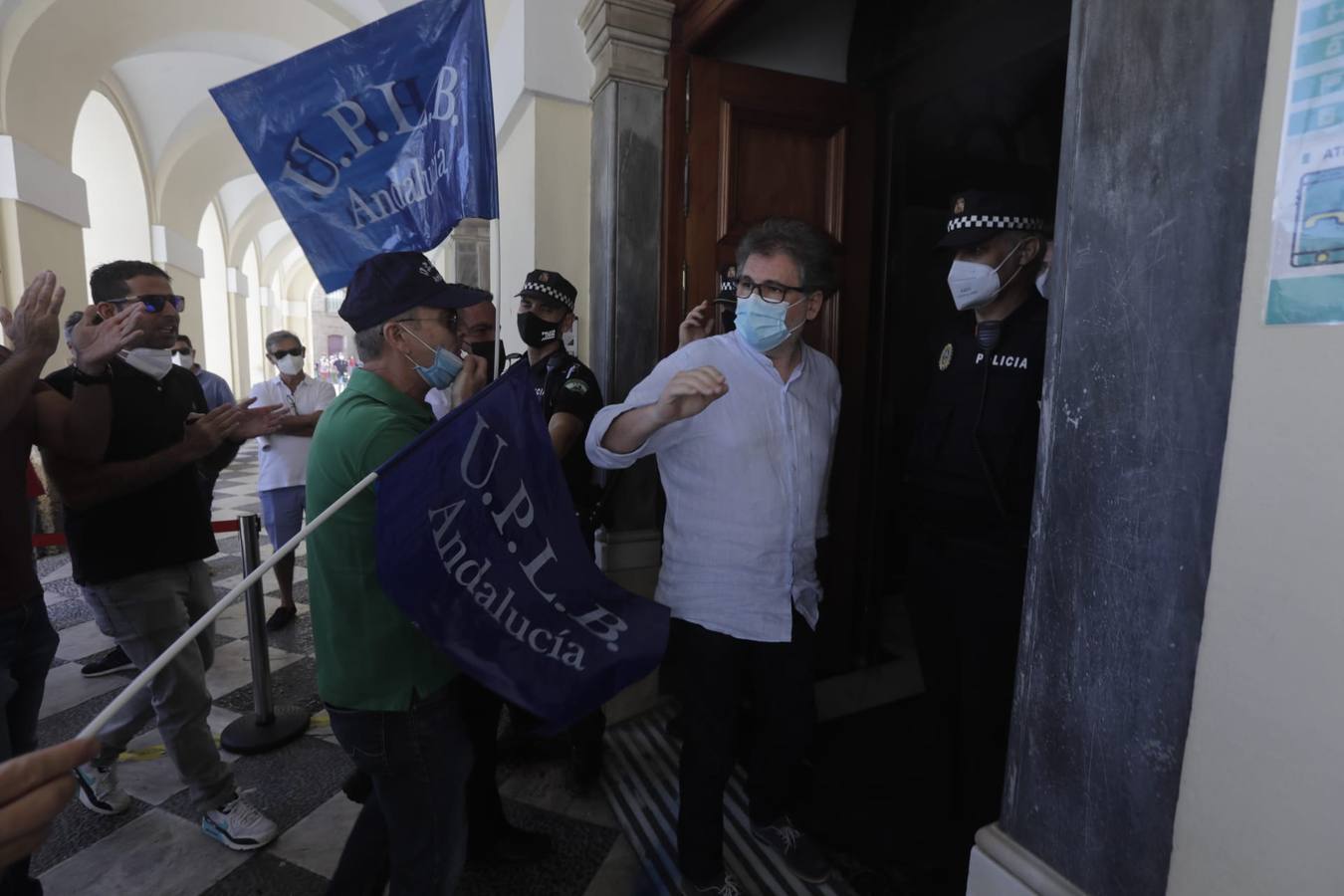 La protesta de la Policía Local, en imágenes: el pleno se suspende hasta el lunes