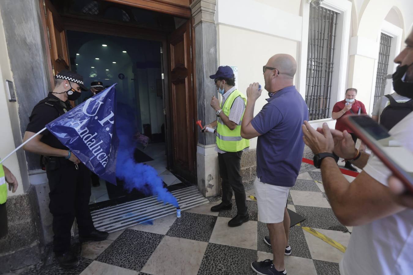 La protesta de la Policía Local, en imágenes: el pleno se suspende hasta el lunes