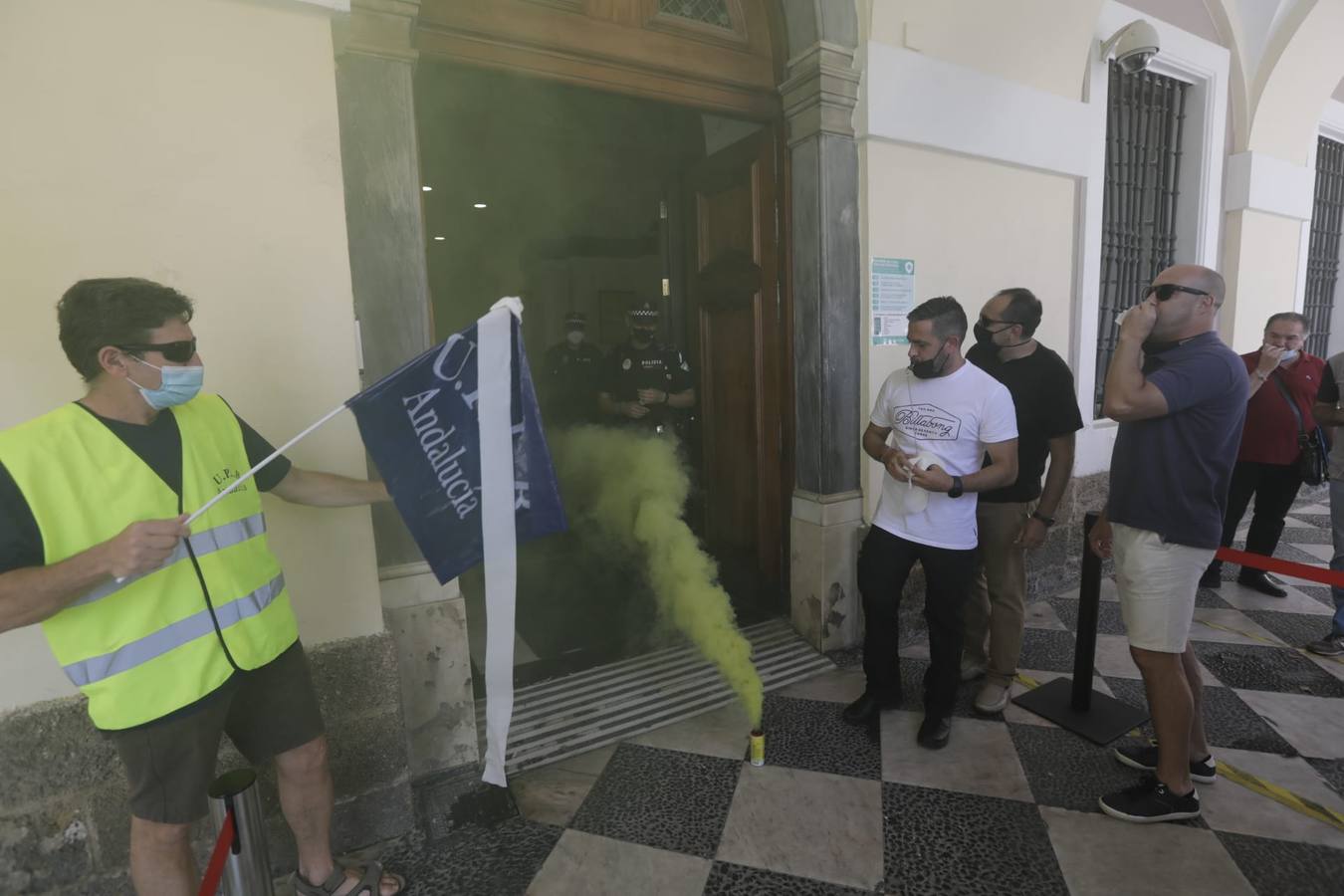 La protesta de la Policía Local, en imágenes: el pleno se suspende hasta el lunes