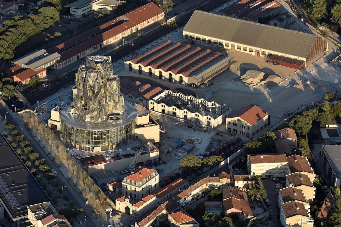 El edificio domina el paisaje de Arlés como un faro para el mundo del arte