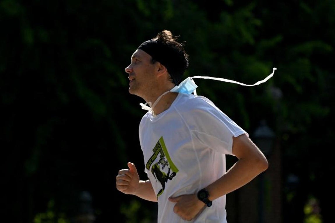 También los deportistas, que ya podían hacer ejercicio al aire libre sin mascarilla, se sintieron más seguros y confiados para prescindir de esta protección frente al virus. 