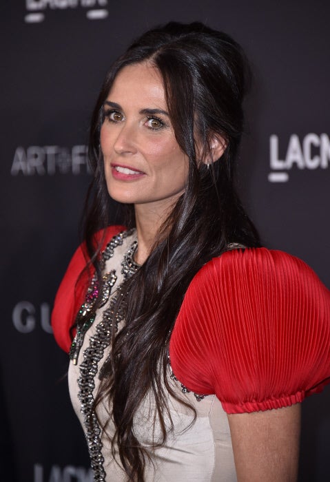 Demi Moore. Demi Moore también ha posado en la alfombra roja, en este caso en la Gala LACMA, dejando ver canas en su melena negra. Normalizar que la cana, al igual que la arruga, es bella es esencial para que cada mujer elija libremente si quiere lucirlas u ocultarlas en cualquier momento de su vida.