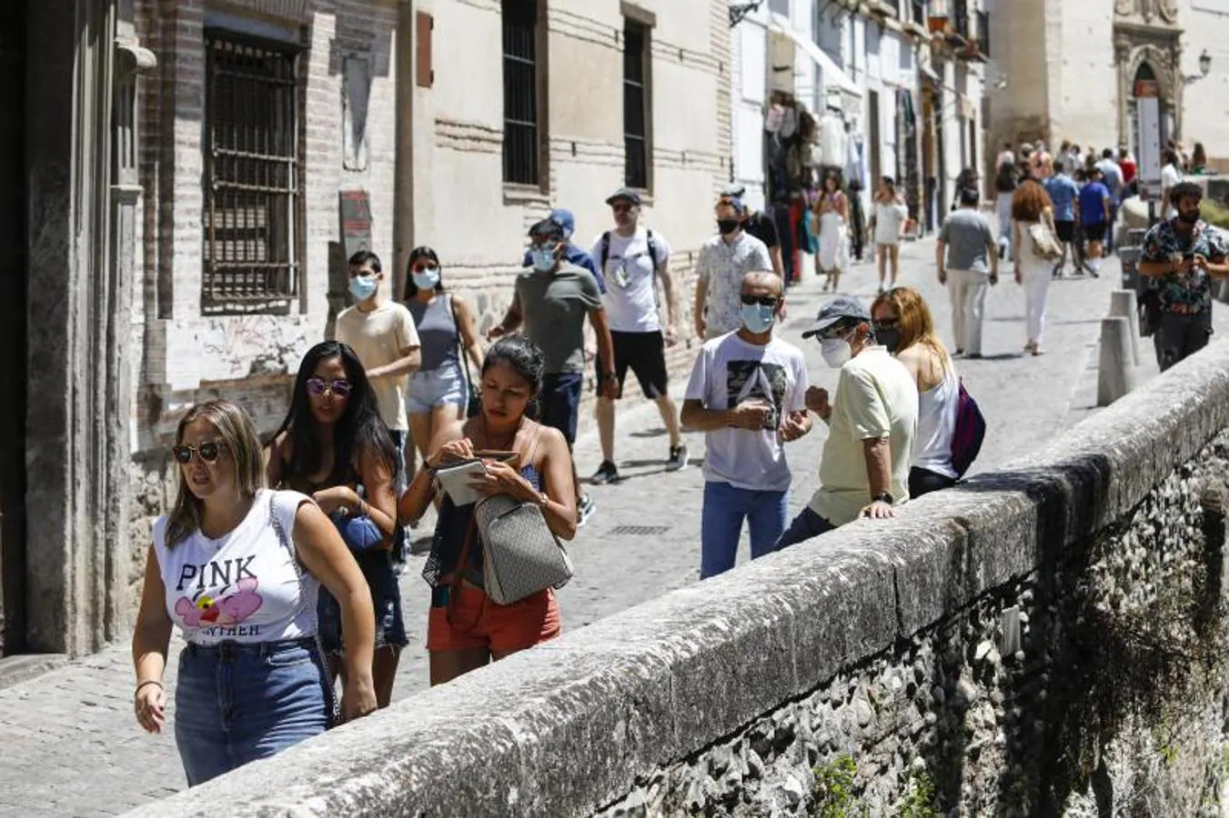 Turistas con y sin mascarillas por las calles céntricas de Granada. 