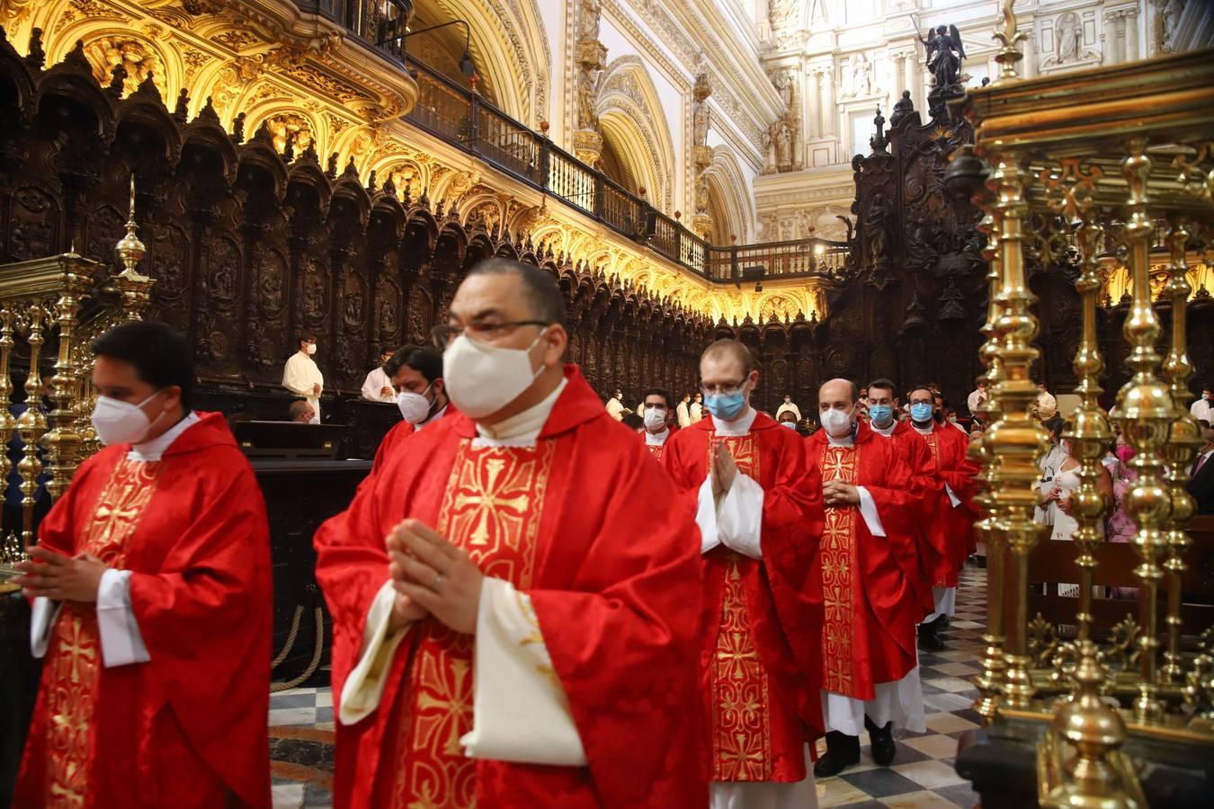 La ordenación de sacerdotes en la Catedral de Córdoba, en imágenes