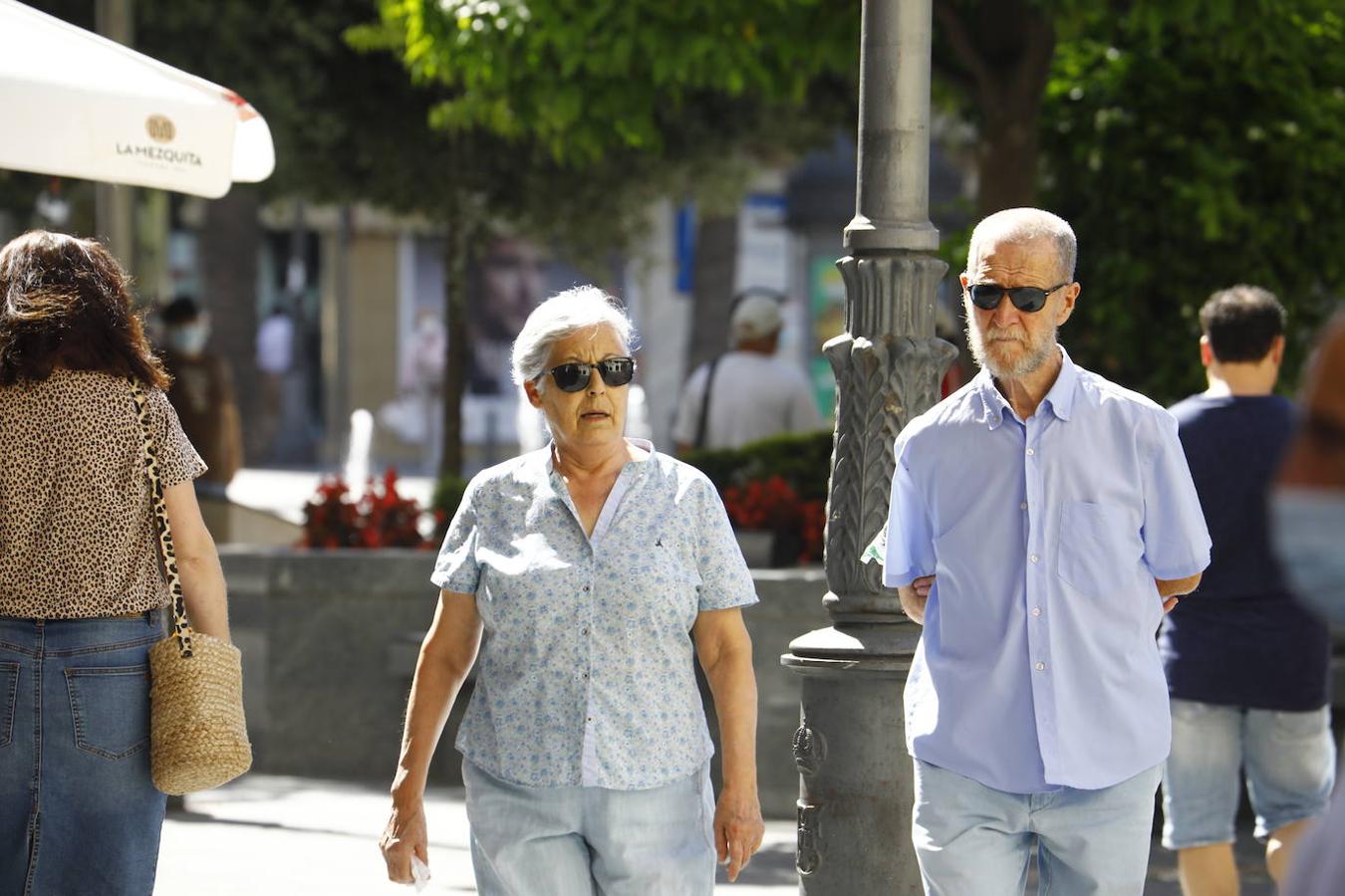 El primer día sin la mascarilla obligatoria en exteriores en Córdoba, en imágenes