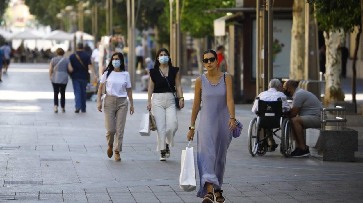 El primer día sin la mascarilla obligatoria en exteriores en Córdoba, en imágenes