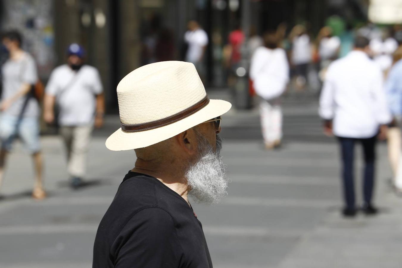 El primer día sin la mascarilla obligatoria en exteriores en Córdoba, en imágenes